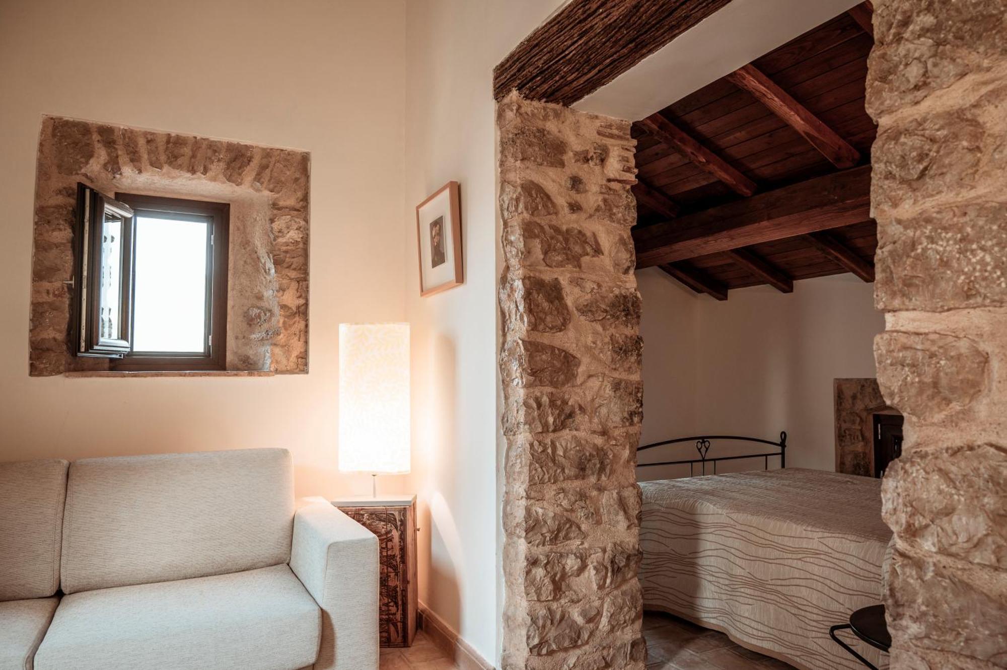 Locanda Persei Prossedi Bagian luar foto
